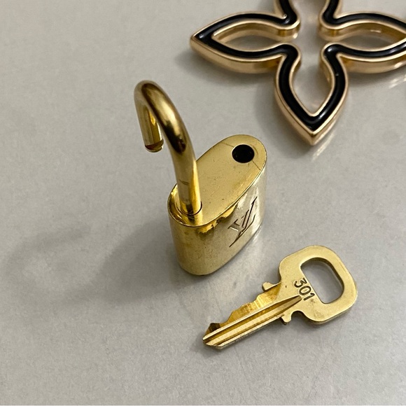 LOUISโVUITTON LOCK AND KEY ON KEYCHAIN #301 - Picture 4 of 10